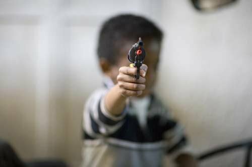Двухлетний малыш застрелил из пистолета свою сестру