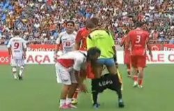 Бразильский футболист раздел арбитра на поле