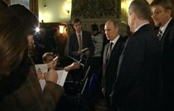 Путин пока не связывает взрыв в "Домодедово" с Чечней