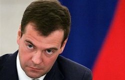 Медведев объяснил причины поездок чиновников на Курилы